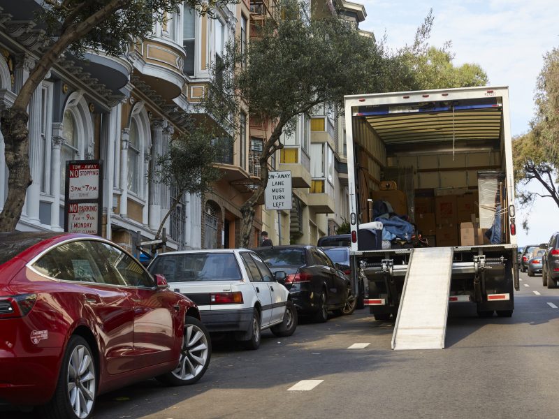 Moving-Truck-in-the-City