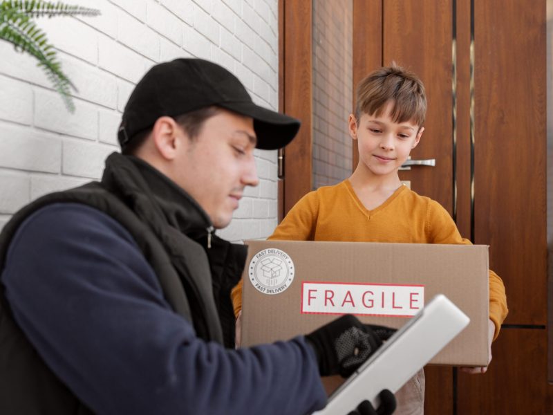 courier-delivering-parcel-client (2)